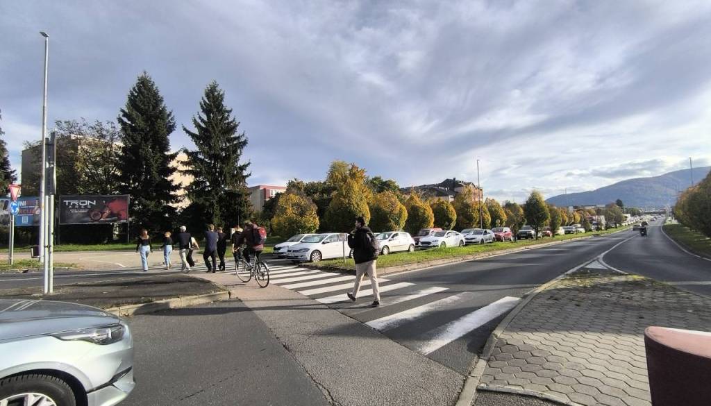 Bi ukinitev prehoda za pešce pri Štuku rešila zastoje na Koroškem mostu?