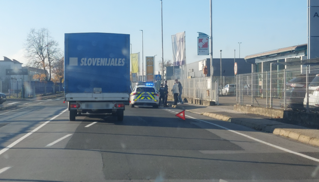 FOTO: Počilo na Industrijski ulici, promet oviran