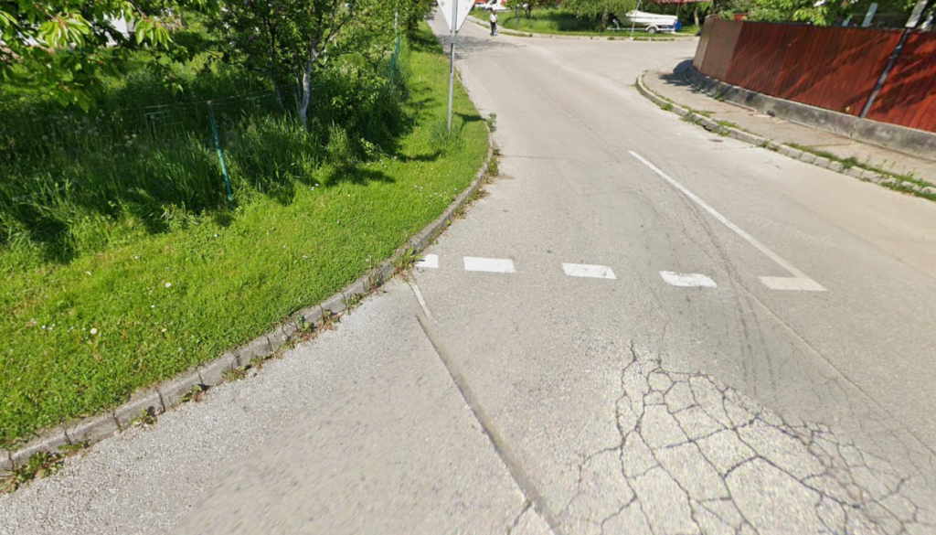 V Tomačevem brez pločnika, z luknjasto cesto in kilometrom do avtobusa