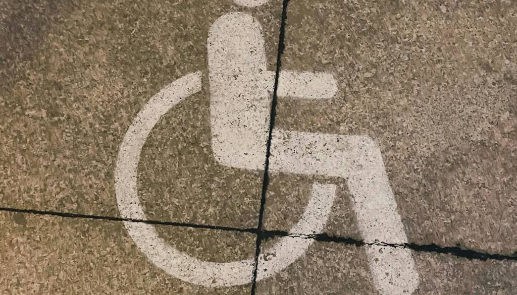 Dvigalo za 2000 evrov namesto 10.000: Slovenec presenetil s pametno rešitvijo težave invalidov