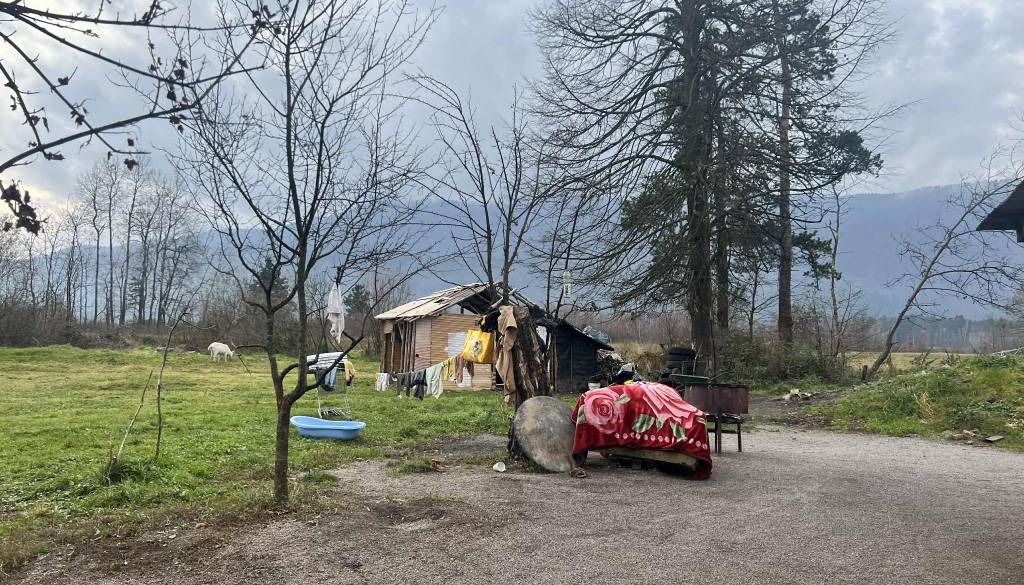 Romska problematika v Ribnici: Večina objektov ni priključena na vodovod, kanalizacija ni urejena