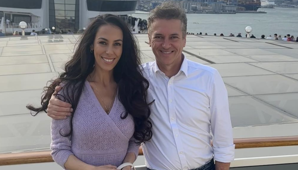 Tina Gaber in Robert Golob pozdravila novega družinskega člana