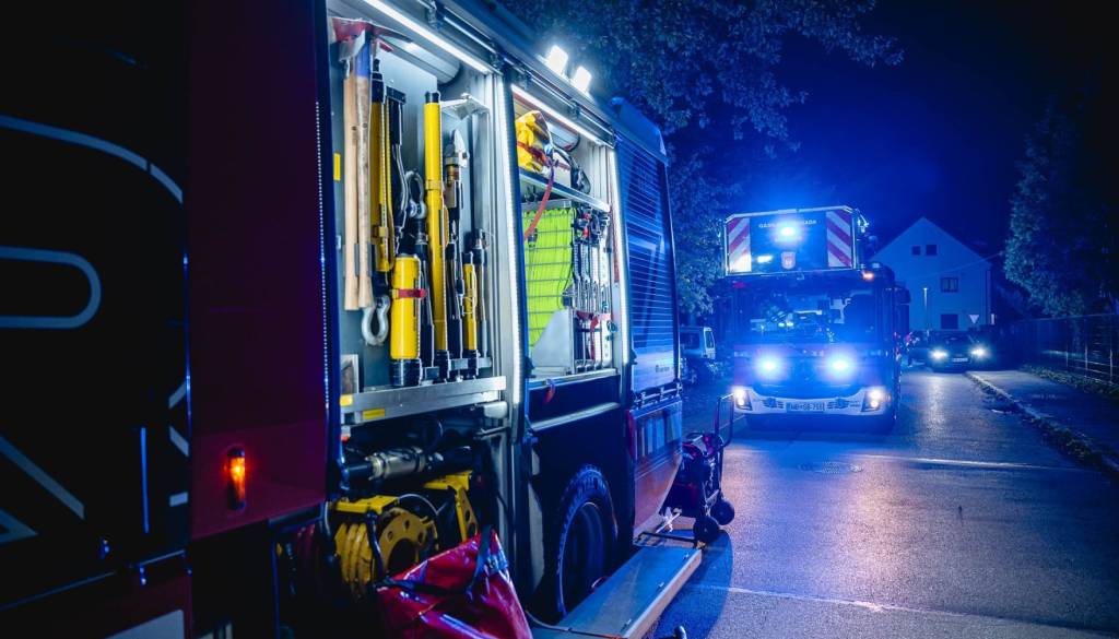 Zgodaj zjutraj zagorelo v Mariboru: Požar zajel dve stanovanji in povzročil veliko škodo