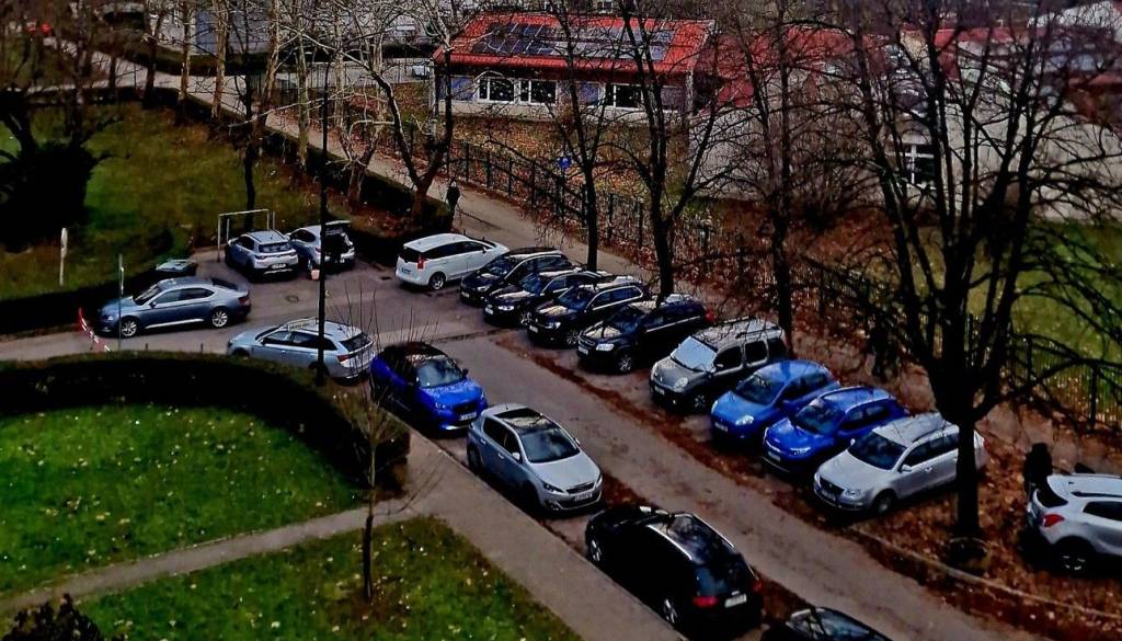 Dovolilnice in parkomati v Štepanjskem živcirajo stanovalce, Janković: »Ne bom dopustil parkiranja po zelenicah!«