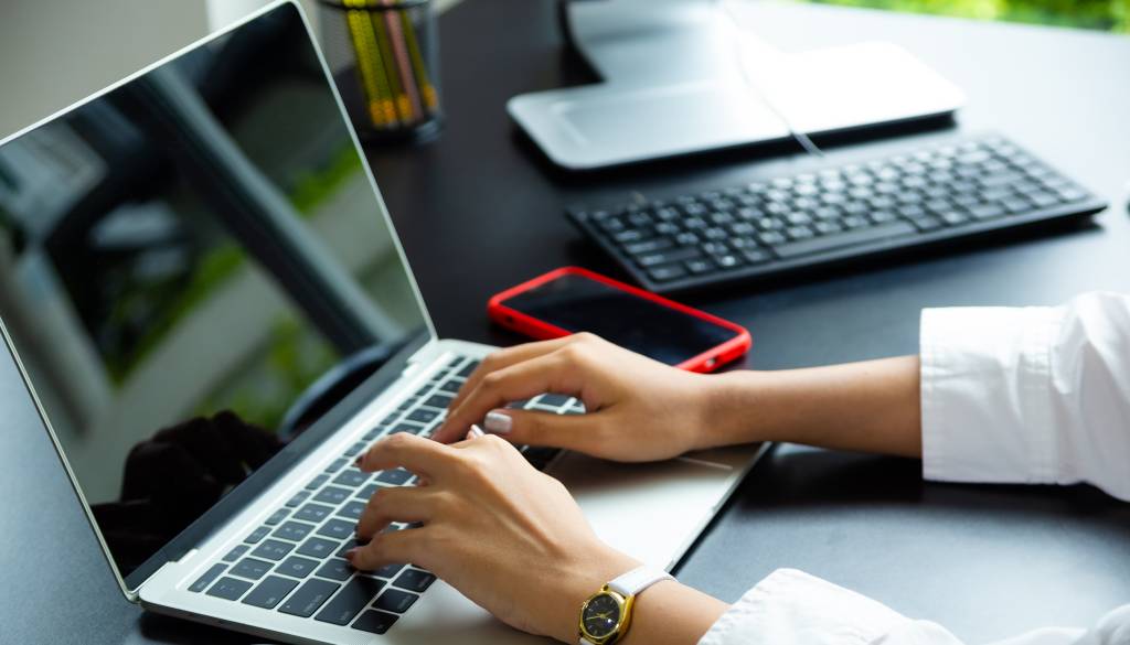 Po razkritju nepooblaščenega dostopa do podatkov odstop direktorice