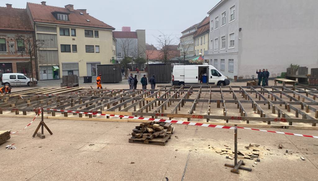 FOTO: Priprave na zimsko idilo na Ptuju, drsališče počasi dobiva svojo podobo