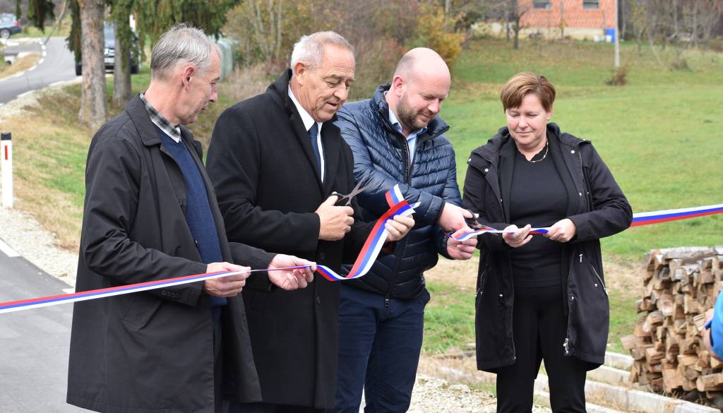 FOTO in VIDEO: V občini Moravske Toplice slovesno - otvorili novo cesto, predali gasilsko vozilo in krstili mošt