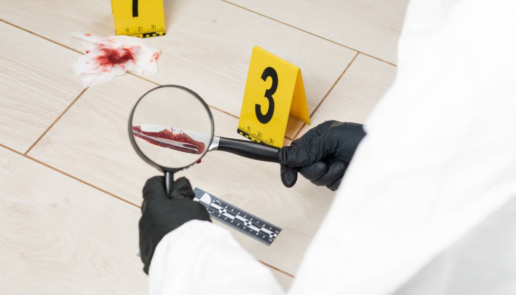 Policija preiskuje smrt moškega: ženska v pridržanju