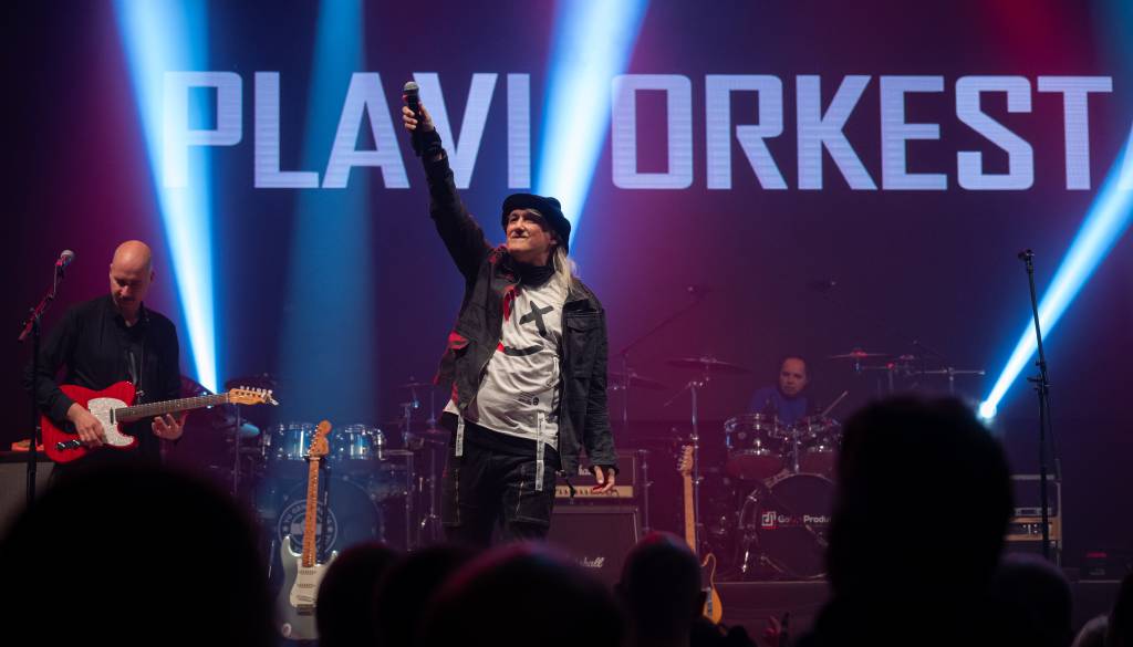 FOTO in VIDEO: V Mariboru odmevale večne klasike! Plavi orkestar do zadnjega kotička napolnil dvorano Tabor