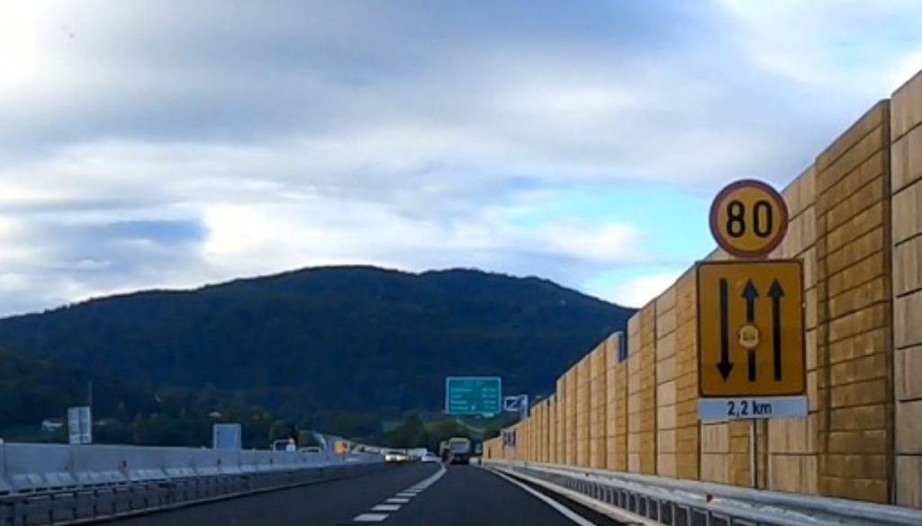 Pozor, vozniki! Zaprt prehitevalni pas pri Vrhniki lahko povzroči zastoje