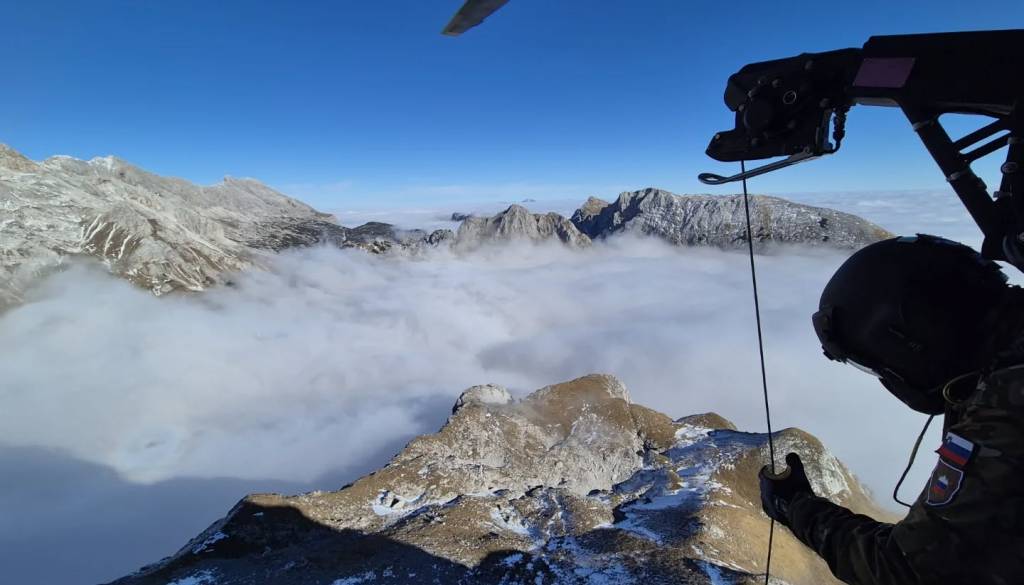 Gorska drama v Bohinju: Mladi planinci zgrešili kamin in potrebovali helikoptersko pomoč