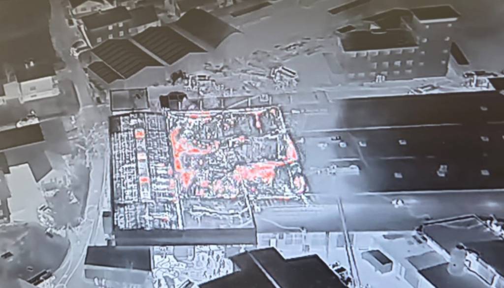 Ponoči izbruhnil obsežen požar: Ogenj zajel več kot 2000 kvadratnih metrov industrijskih prostorov