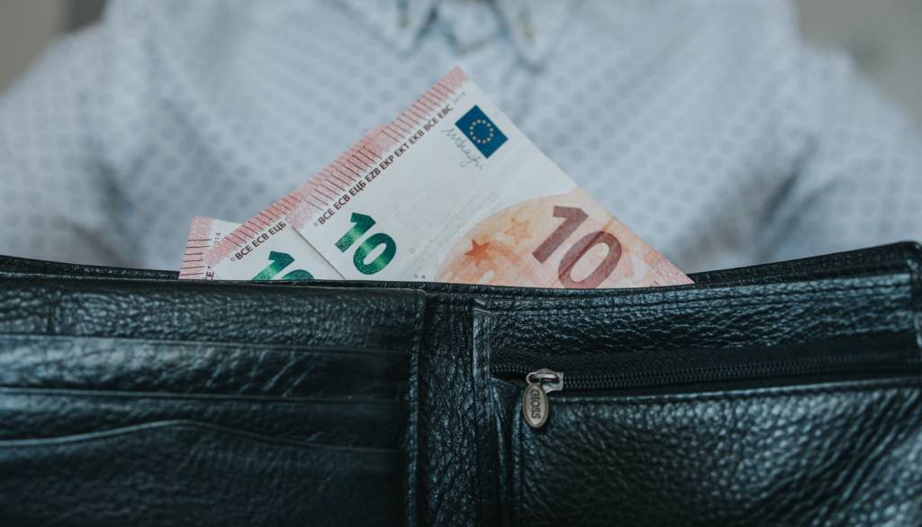 Se splača ostati na socialni pomoči? Par s petimi otroki 3360 evrov mesečno 