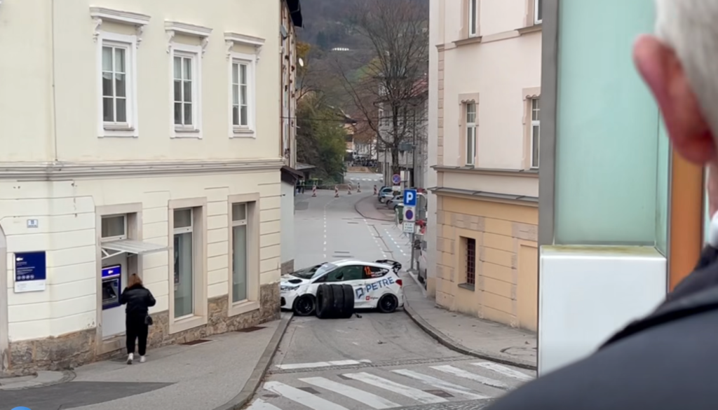 VIDEO: Avtomobil se je prevrnil, gledalka medtem mirno dvigovala denar z bankomata