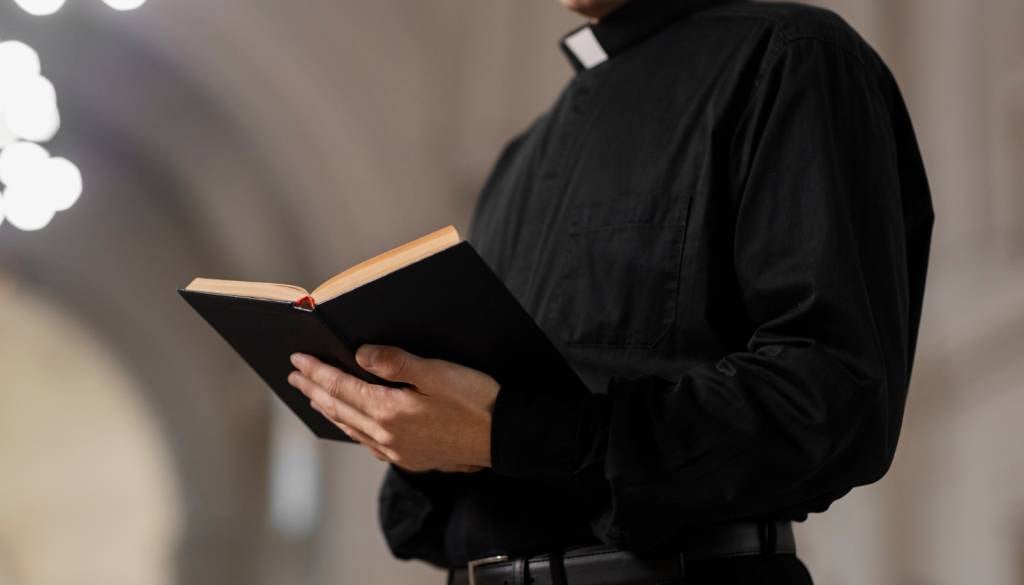 Saj ni res, pa je! Duhovnik z akcijo za črni petek, dva pogreba in krst zastonj