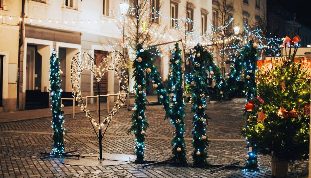 Prižig prazničnih lučk in otvoritev drsališča napovedujeta začetek adventa v Novem mestu