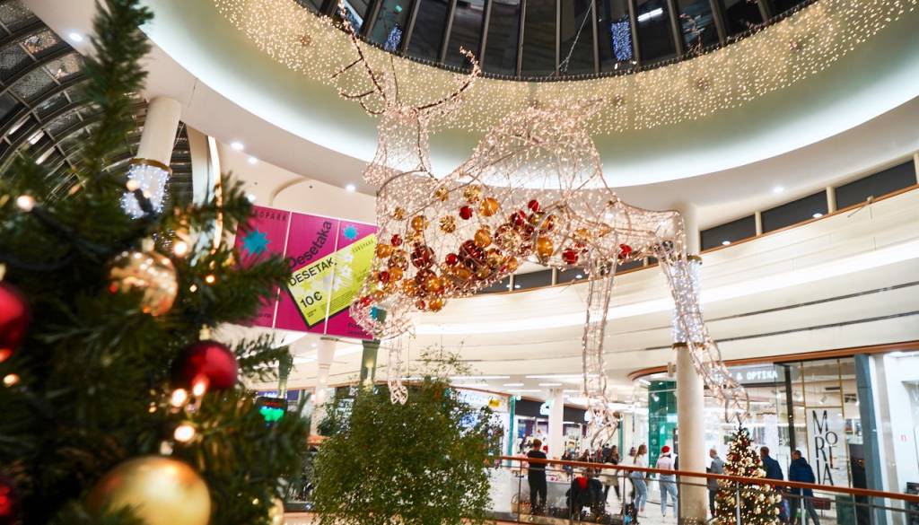 Europark v praznični december z Miklavžem in skupino Joker Out