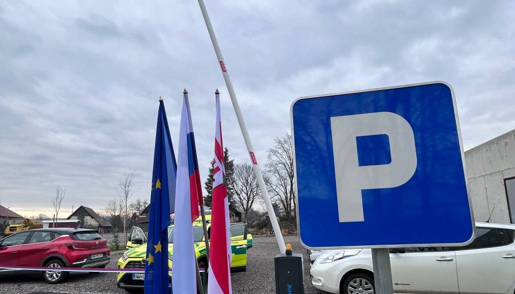 V Metliki otvorili novo parkirišče pri ZD in predali vozilo urgentnega zdravnika