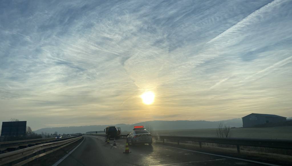 FOTO: Na pomurski avtocesti zaradi nesreče zaprt vozni pas