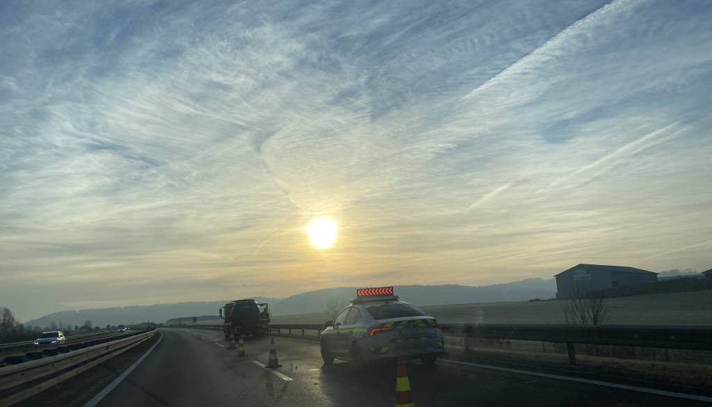 FOTO: Zaradi nesreče zaprt vozni pas na pomurski avtocesti 