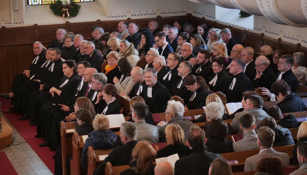 FOTO: Koga vse smo opazili na umestitvi škofa Erniše?