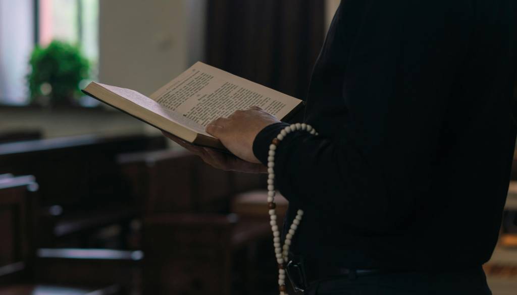 Dva pogreba in krst v paketu? Duhovnik šokiral z akcijo za črni petek