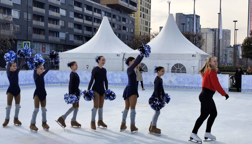 FOTO in VIDEO: V Šiški odprli prvo in trenutno edino drsališče na prostem v Ljubljani, takšne so cene