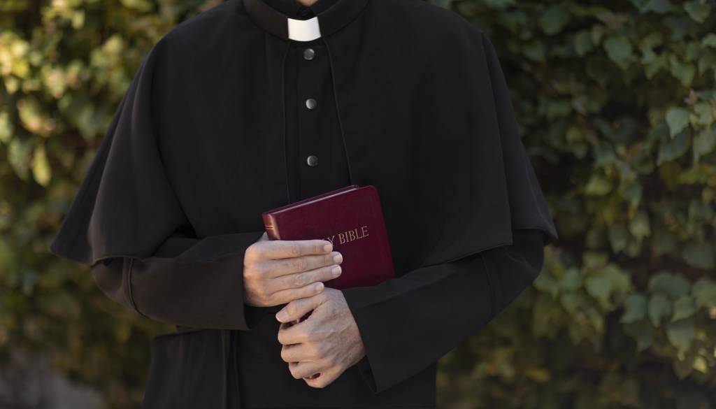 Duhovnik z nenavadno akcijo: dva pogreba in krst zastonj za hitre prijave