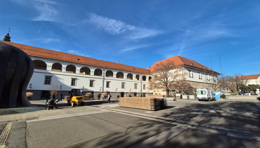 FOTO in VIDEO: Na Trgu svobode začeli postavljati Čarobno drsališče, odprtje že čez nekaj dni