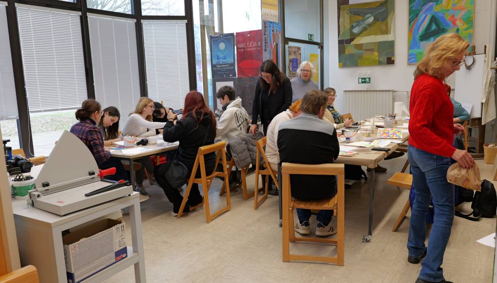 FOTO in VIDEO: V Galeriji Murska Sobota ustvarjalno dopoldne z akvarelnimi voščilnicami