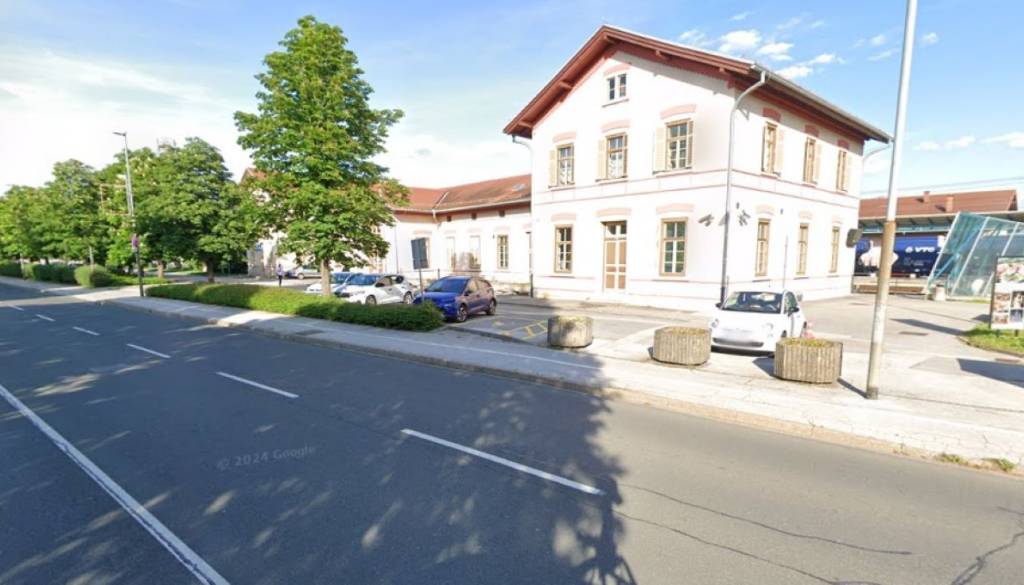 Pomanjkanje parkirnih mest na Železniški postaji Ptuj. Kako bodo rešili problem?