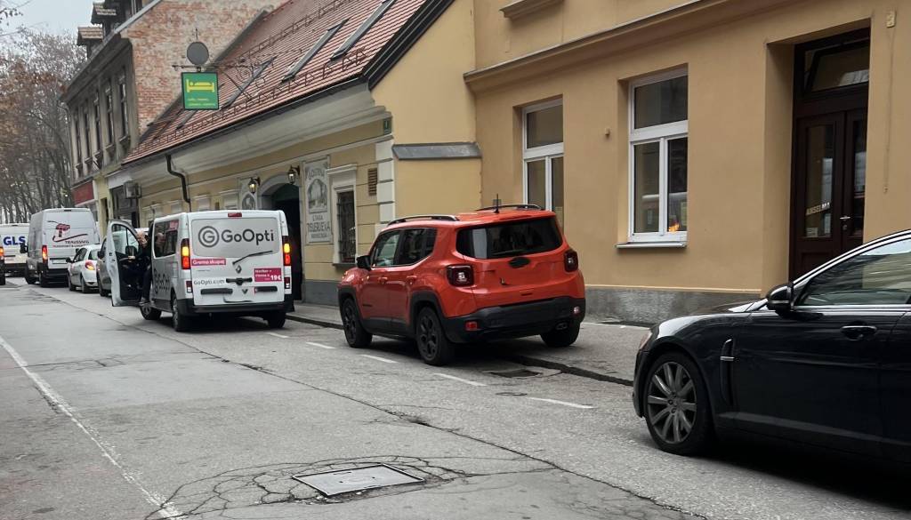 »Samo za minutko« ne bo več izgovor: Kolodvorska bo že kmalu zaprta za promet za dolgih osem mesecev!