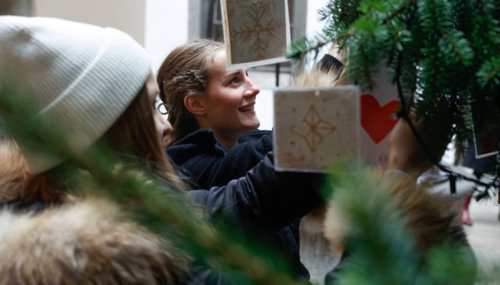 Katera ljubljanska šola je letos okrasila smreko v Mestni hiši?