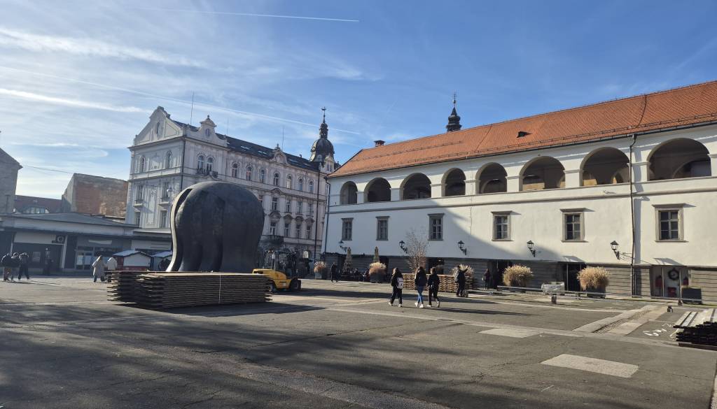 Skoraj 50 tisoč evrov za drsališče v Mariboru: Kdo ga financira in koliko bo stala vstopnica?