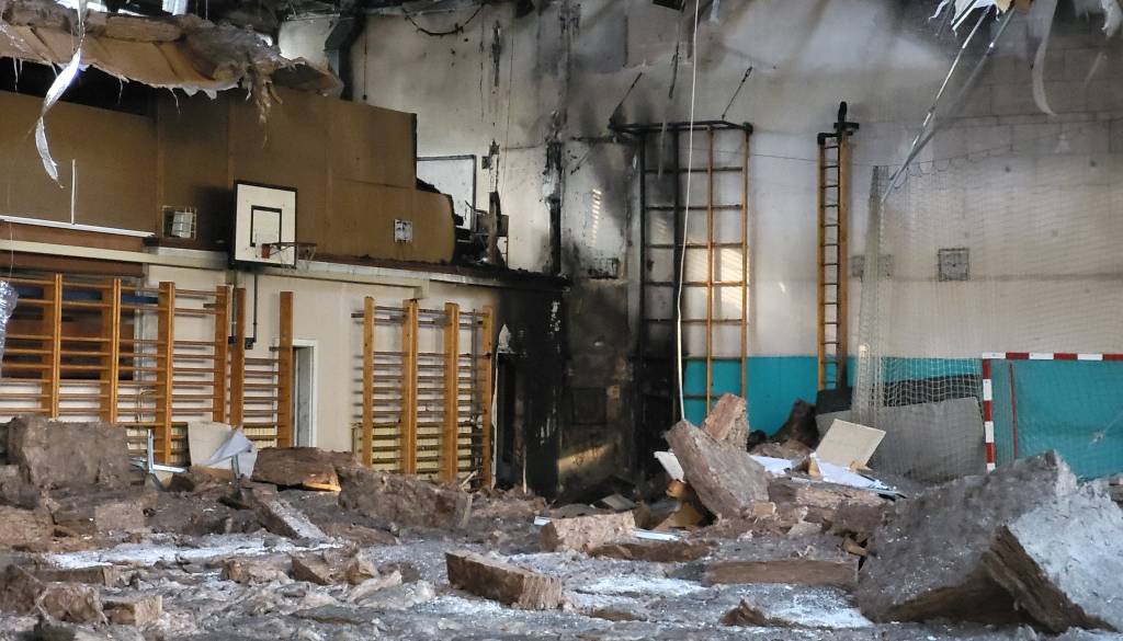 FOTO: Ognjeni zublji zajeli telovadnico osnovne šole, požar gasilo 80 gasilcev