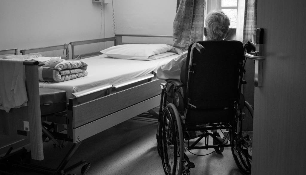 Tragedija v slovenskem domu za starejše: Dementni stanovalec padel s terase