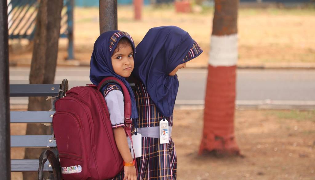 Avstrija uvaja prepoved naglavnih rut v šolah za dekleta do 14 let