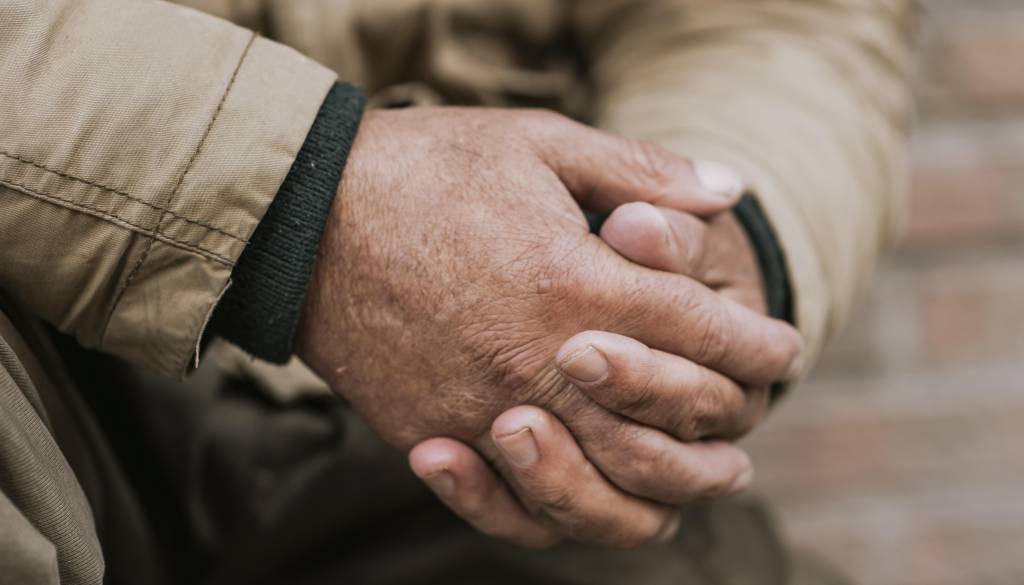 Stanovalec doma za starejše padel z balkona in zaradi poškodb umrl 