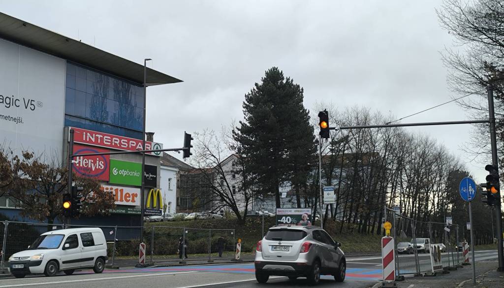 VIDEO: Semafor že deluje! Pešci že uporabljajo novi prehod na Titovi cesti