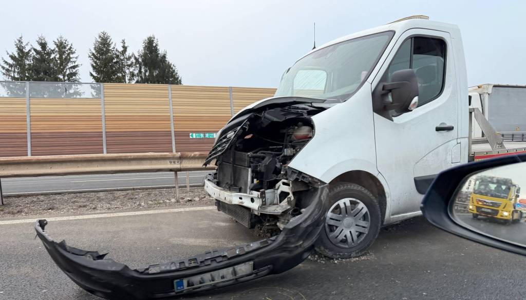 Zaprt prehitevalni pas na avtocesti med Vrhniko in Dragomerjem proti Ljubljani: Nastal je daljši zastoj