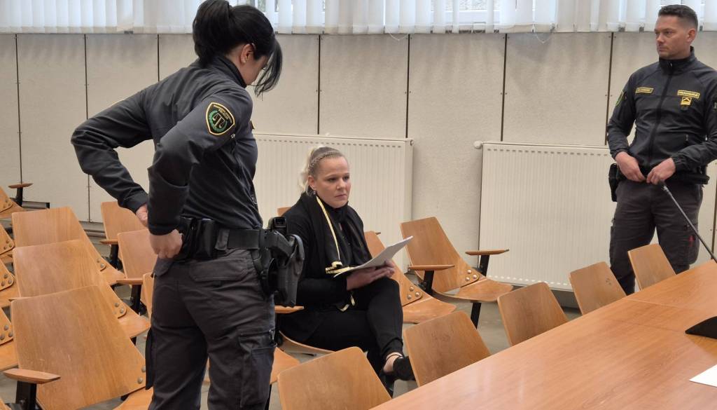 Smrt otroka v razgretem avtomobilu: Obtoženima odpravljen pripor