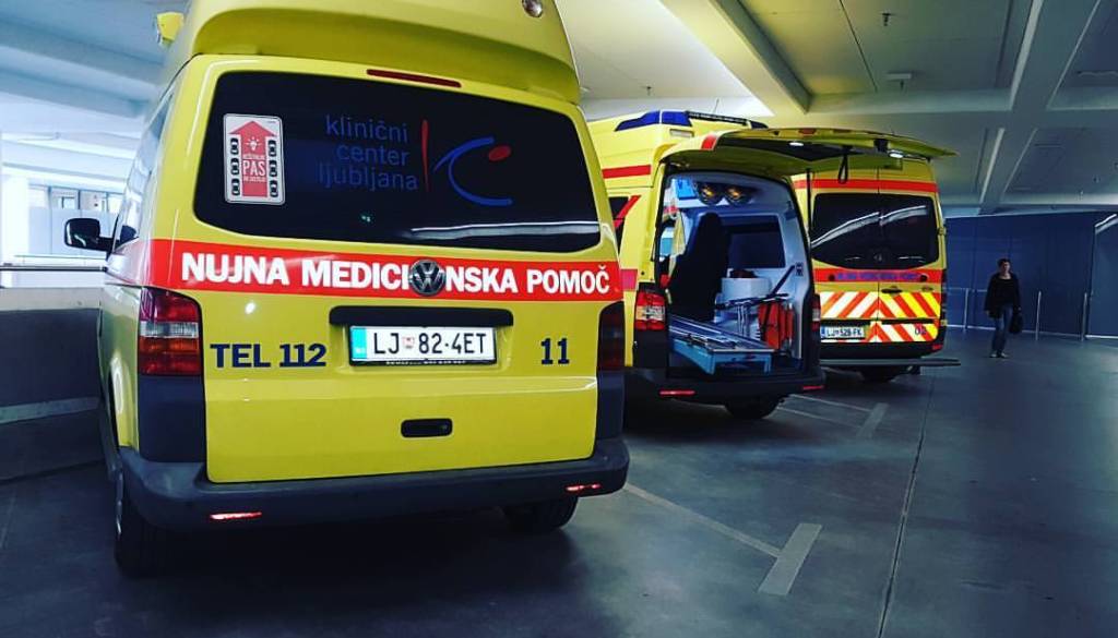 Huda prometna nesreča, umrl 23-letnik, sopotnico prepeljali v UKC Ljubljana