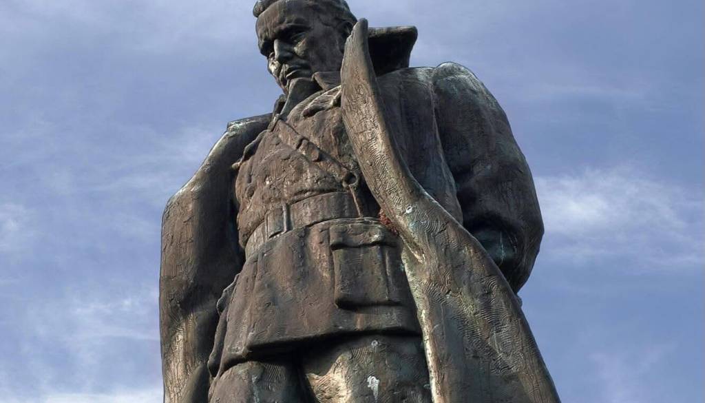 Velenjska občina sanirala obglavljen Titov kip, župan se storilcu s Štajerske ne namerava opravičiti