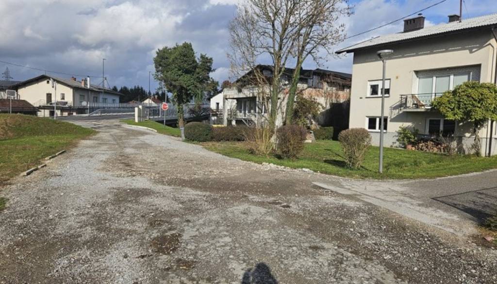 Leto dni po obnovi Ižanske ceste odsek še vedno razrit