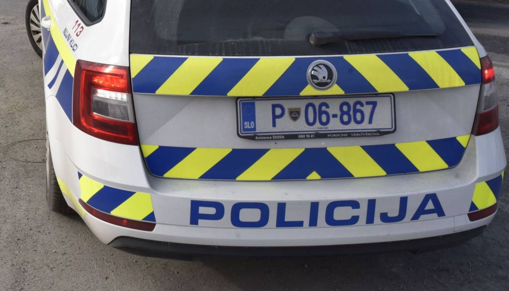 Na Celovški cesti trčila avtomobil in kolesarka