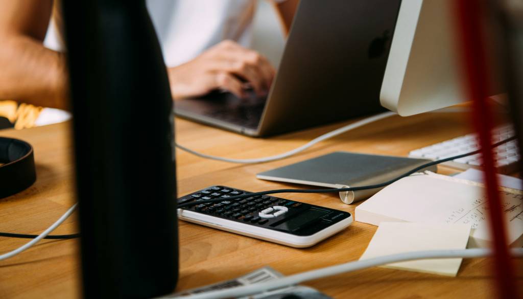 Iščete službo? V Mariboru priložnost za računovodjo in delovodjo, zaposlujejo tudi Slovenske železnice