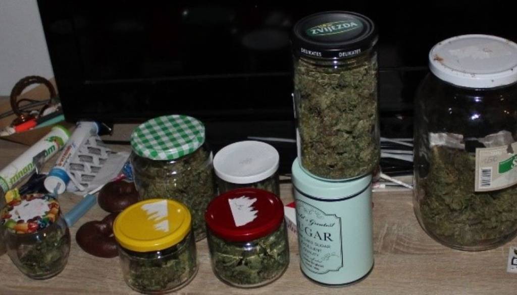 Policisti na Goričkem zasegli pet kozarcev prepovedane droge