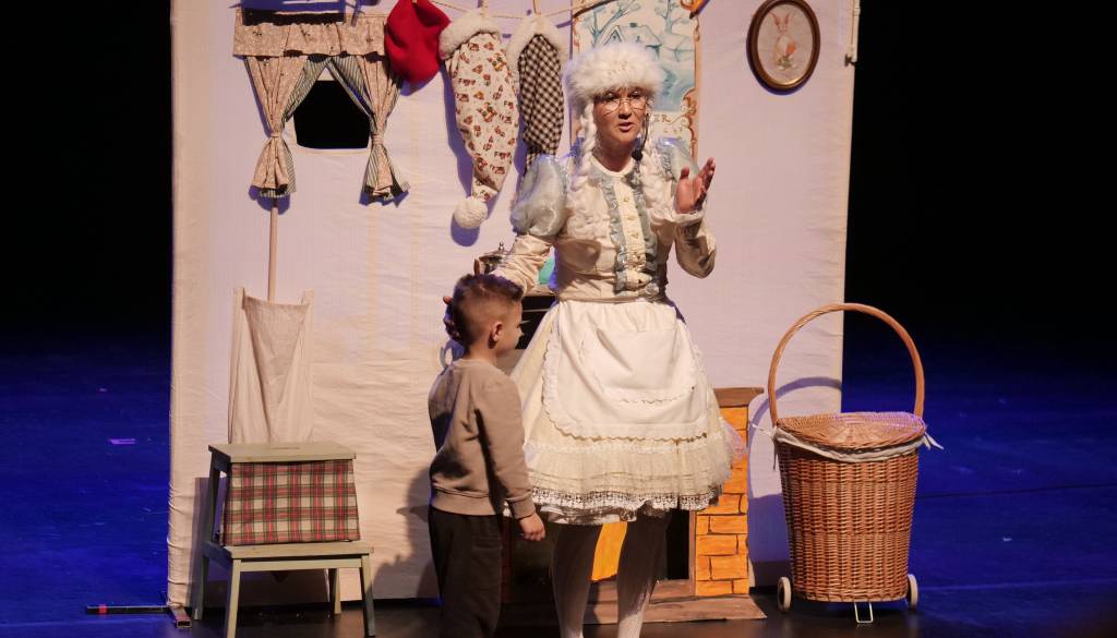 FOTO in VIDEO: Babica zima navdušila mlado občinstvo