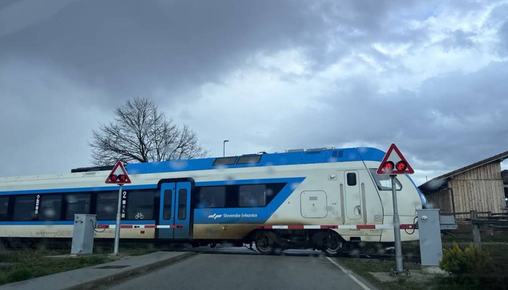 Vlak v Kamniku zbil mlado dekle, njeno življenje je ogroženo 