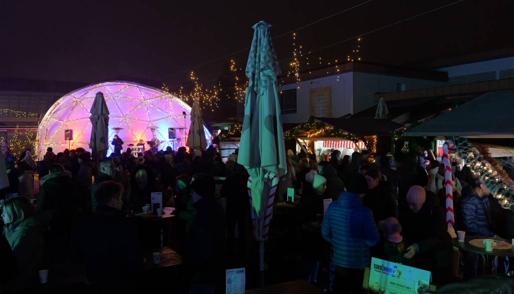 FOTO in VIDEO: Best Five s pop in rock klasikami ogreli praznični Trg kulture